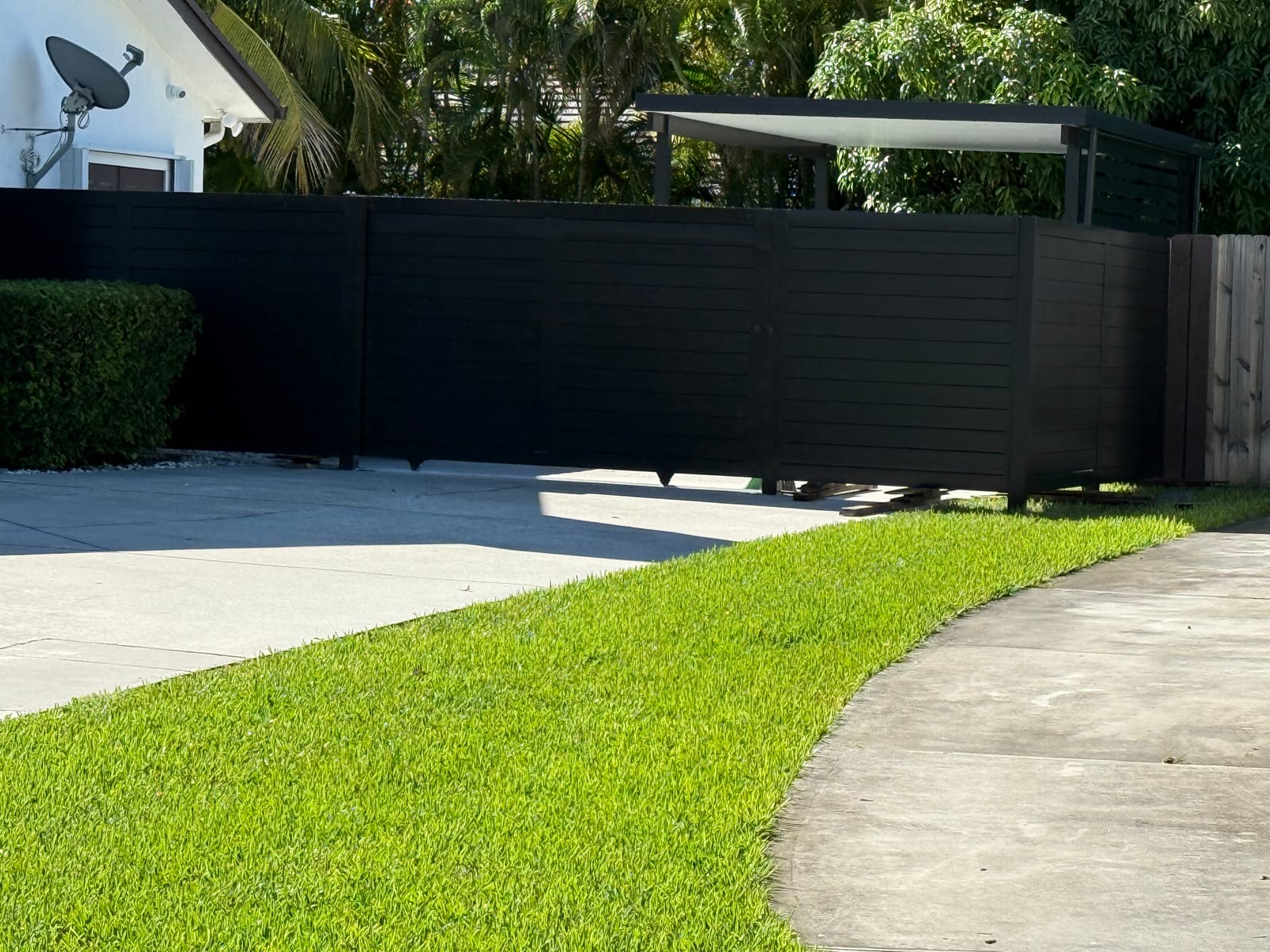 Horizontal aluminum privacy fence installed by EAB Awnings